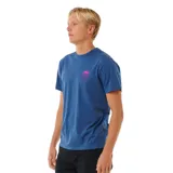 Remera azul de manga corta con cuello redondo y estampado pequeño en el pecho con un círculo que contiene una puesta de sol.