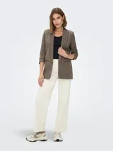 Blazer color marrón topo, de corte recto y largo a la cadera, con solapas y mangas 3/4.