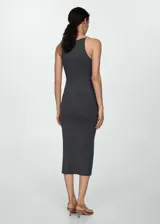 Vestido midi negro de algodón con elastano, corte ajustado, cuello halter y tirantes finos.