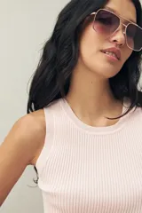 Musculosa rosa de punto acanalado con cuello redondo.