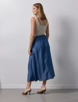 Falda larga de lyocell color celeste, con pretina ancha elastizada con lazo y bolsillos delanteros.
