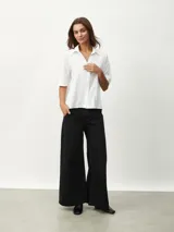Camisa blanca de mangas cortas con textura.