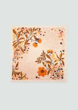 Pañuelo cuadrado con estampado floral en tonos naranja, marrón y beige.