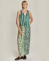 Chaleco con escote en V profundo y cierre frontal con botones. Diseño a rayas verticales verdes y blancas.