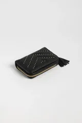 Billetera negra de cuero sintético con diseño capitoneado y tachas doradas. Cierre con cremallera dorada y detalle de borla en el lateral.