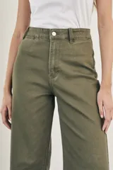 Pantalón wide leg color beige, de tiro alto, ligeramente ajustado en cintura y con ruedo desflecado.