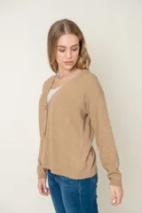 Cardigan celeste de lana con escote en V y botones marrones.
