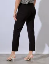 Pantalón recto negro en gabardina elastizada, marca Zac & Rachel. Pretina ancha con faja interna modeladora. Delantera con bolsillos simulados. Trasera con bolsillos ojal.