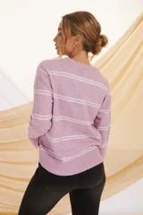 Buzo de punto color lila y crudo con diseño de rayas, de corte relajado y cuello redondo.
