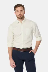 Camisa azul marino de manga larga con bolsillo en el pecho, confeccionada en algodón.