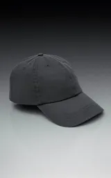 Gorra de béisbol color gris oscuro, de estilo casual.