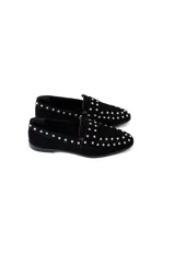 Mocasines negros de gamuza con tachas metálicas plateadas.