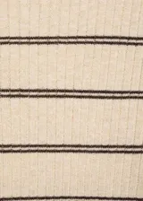 Jersey de punto de canalé color crema con rayas horizontales finas marrones, cuello perkins y manga tres cuartos.