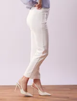 Pantalón de vestir color beige, marca Zac & Rachel, de corte recto y largo al tobillo.