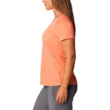 Remera deportiva Columbia color gris con estampado de líneas horizontales y logo de la marca en el pecho.