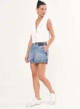 Chaleco blanco con solapas, sin mangas y corte cropped.