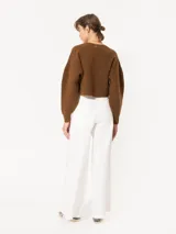 Pantalón de pata ancha blanco, con cintura de doble broche snap y ajuste cómodo.