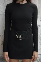 Camiseta negra de manga larga con cuello redondo y corte ajustado.