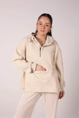 Canguro beige con capucha, cierre parcial con cremallera y bolsillo tipo parche en la parte delantera.