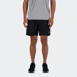 Short deportivo negro de New Balance, con tecnología NB DRY de secado rápido, forro interior sin costuras, cordones interiores, bolsillo abierto en el forro, bolsillos laterales y bolsillo trasero con cierre.