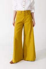 Pantalón jean de tiro alto color mostaza, corte wide leg y terminación desflecada.