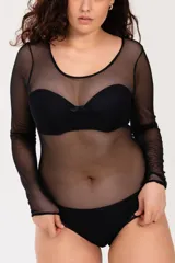 Body negro de microtul con mangas largas y escote redondo.