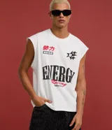 Musculosa blanca de algodón con cuello redondo y sisas amplias. Estampado frontal con texto "Energy Racing" y motivos orientales.