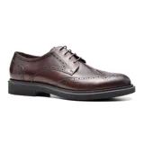 Zapato de vestir acordonado negro de cuero con detalles de perforaciones y suela de goma.