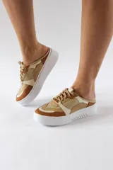 Zapato descalzo estilo sneaker, confeccionado en Brasil en cuero vacuno y yute, con cordones y plataforma de goma.