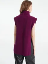 Chaleco de punto color fucsia con cuello polera y sisas amplias.