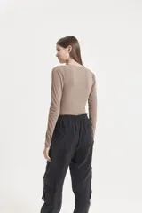 Top de malla color marrón con escote en V profundo, mangas largas, frunces en el frente y corpiño interno.