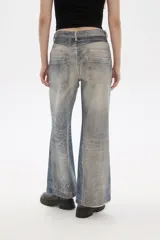 Pantalón de jean celeste con efecto desgastado, corte baggy y tiro bajo.