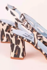 Zapato de tacón con estampado animal print, tacón bloque de 6,5 cm y tira trasera.
