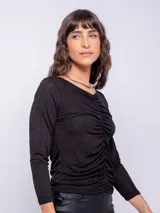 Top de manga larga color negro con pliegues y cuello abierto, ideal para un look elegante y cómodo.