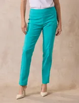 Pantalón verde esmeralda de gabardina elastizada marca Zac & Rachel, con pretina ancha con faja interna modeladora, largo de pierna con costura frontal pespunteada y trasera con bolsillos ojal simulados.