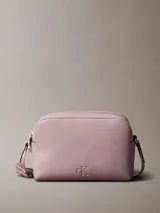 Bandolera rectangular pequeña de cuero sintético color lila con logo CK grabado al frente, cierre superior con doble cremallera y correa de tela ajustable con logo.