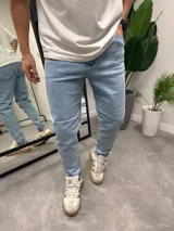 Pantalón de jean celeste claro, corte skinny con lycra.