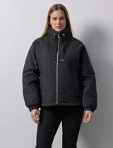 Campera beige capitoneada marca Weatherproof, con cierre central, bolsillos delanteros y forro interno.