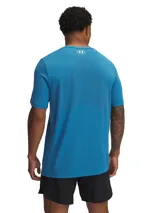 Remera deportiva Under Armour Vanish Seamless de hombre, color celeste con logo blanco en el pecho. Confeccionada sin costuras y con tejido transpirable de secado rápido.