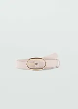 Cinturón color crema con hebilla ovalada dorada.