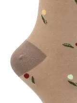 Calcetines color beige con estampado floral en tonos rojo, amarillo y verde. El talón y la puntera son de color marrón. El borde superior es marrón con un diseño ondulado.