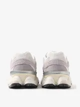 Championes New Balance modelo 9060 Truffle Salt, con diseño de inspiración Y2K. Confeccionados en una combinación de gamuza y malla en tonos lila y gris, presentan una entresuela esculpida con amortiguación ABZORB y SBS para mayor confort.