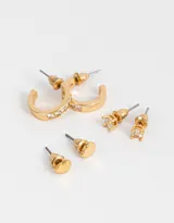 Set de tres pares de aros dorados: un par de aros tipo botón con forma de corazón, un par de aros tipo botón con circonitas y un par de aros tipo argolla con circonitas.