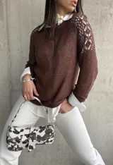 Sweater color chocolate de hilo calado en los hombros y mangas.