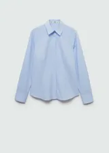 Camisa blanca entallada de popelina de algodón con cuello camisero, cierre frontal con botones y mangas largas con puños abotonados.