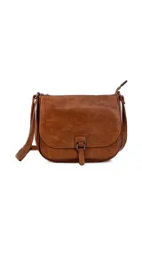 Bandolera marrón de cuero sintético con correa larga regulable, tapa con broche metálico, bolsillo principal con cierre y bolsillos internos organizadores.