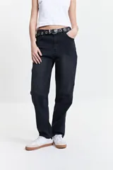 Pantalón jean mom de tiro medio color negro, confeccionado en 100% algodón.