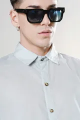 Camisa celeste de manga corta con calce oversize y canesú en la espalda.