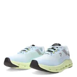 Championes negros con capellada de malla y suela con orificios.