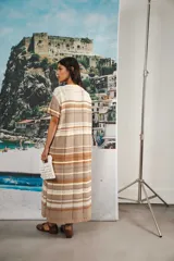 Vestido largo de tejido calado con rayas horizontales en color crudo, azul marino y rojo. Tiene tajo lateral y logo bordado en la manga.